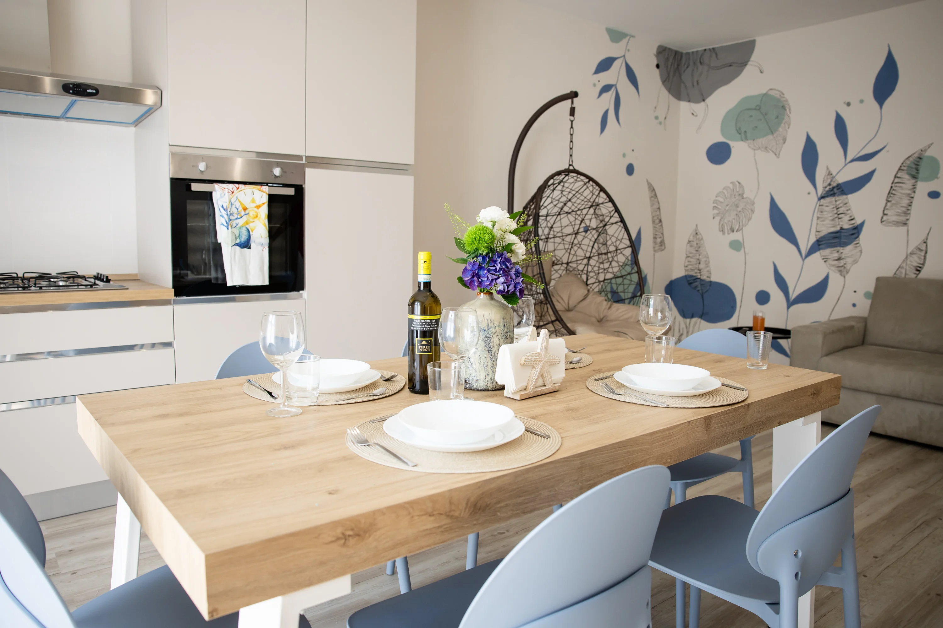 Soggiorno luminoso con divano e vista mare